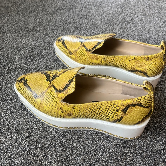 Karl Lagerfeld Brea Platform Yellow Snakeskin Loafer Shoes Size 6 - Picture 2 of 6